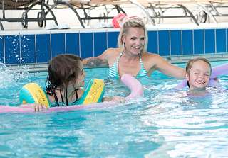 Kinder und eine Mutter im Swimming Pool