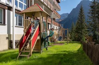 Outdoor-Spielplatz im Familienhotel Arosa - Sunstar Hotel Schweiz