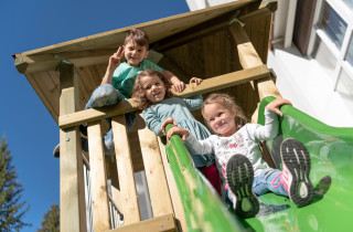 Outdoor-Kinderspielplatz im Sunstar Hotel Arosa