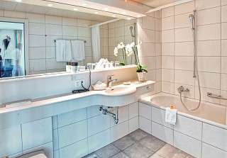 bathroom family room Sunstar Hotel Arosa